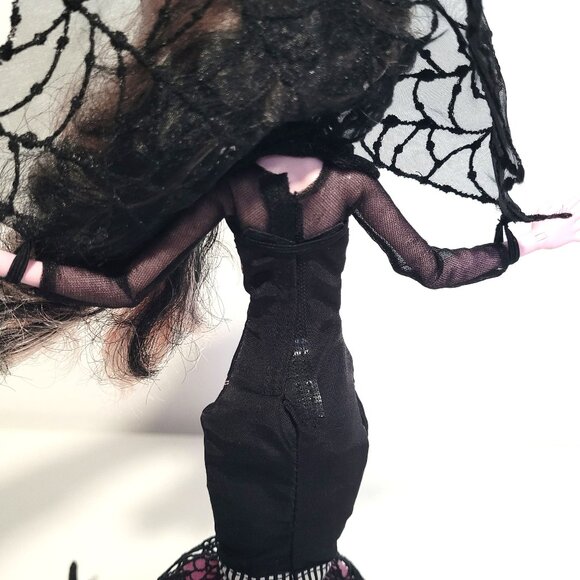 Monster High Draculaura 2015 Exclusive Adult Collector Doll - Picture 7 of 9